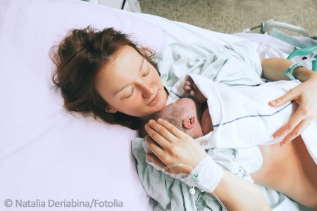 Mutter und neugeborenes Baby nach Kaiserschnitt